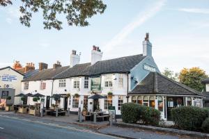 海多克的住宿－The Bay Horse Hotel，街道边的建筑物