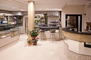 a restaurant with a bar with stools at La Lanterna in Silvi Marina