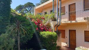 a building with flowers on the side of it at Apart Hotel Sahara in Pinamar