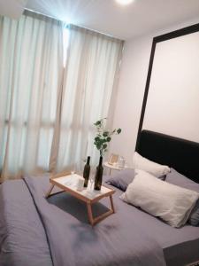 Un pat sau paturi într-o cameră la Vivacity Jazz 3 Apartment Kuching 125