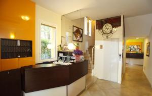 uma cozinha com um balcão e um relógio na parede em Hotel Alibi em Rimini