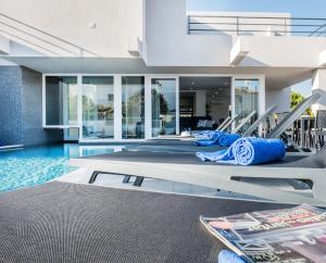 ein offenes Haus mit einem Pool und einem Haus in der Unterkunft Villa Bonita Brenda by Algarve Vacation in Armação de Pêra