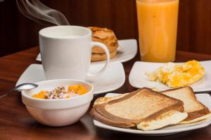 Opsi sarapan yang tersedia untuk tamu di Hostal La Rosa Otavalo