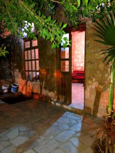 een open deur naar een kamer met een patio bij The Orient Home in Wadi Musa