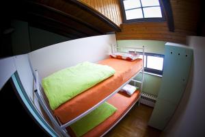 Uma ou mais camas em beliche num quarto em Hostel Samobor