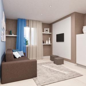 ein Wohnzimmer mit einem braunen Sofa und einem TV in der Unterkunft Haus Bethusy in Bellagio