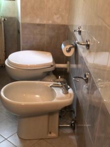 La salle de bains est pourvue de toilettes et d'un lavabo. dans l'établissement residence Colombo, à Plaisance