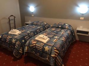 - 2 lits dans une chambre d'hôtel adjacente dans l'établissement residence Colombo, à Plaisance