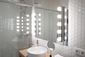 a bathroom with a large mirror and a bath tub at Bella vista in Valkenburg