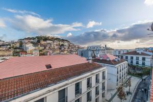 - Vistas a la ciudad desde un edificio en LovelyStay - Lisbon Home With Castle View, en Lisboa