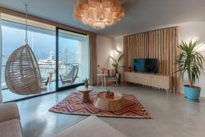 TV a/nebo společenská místnost v ubytování Harbour Suites Fethiye