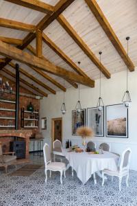 - une salle à manger avec une table et des chaises dans l'établissement Zigo's Hotel, à Muğla