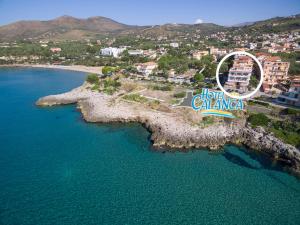 una vista aérea de una playa con una montaña rusa en Hotel Calanca en Marina di Camerota