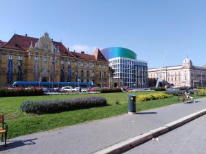 un parque frente a un gran edificio en Apartman Beko, en Zagreb