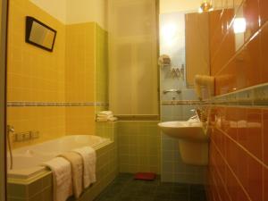 La salle de bains est pourvue d'une baignoire et d'un lavabo. dans l'établissement Andrews Centre Apartment, à Prague