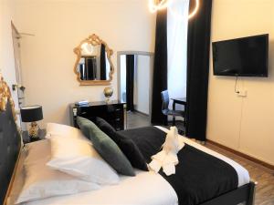 Postel nebo postele na pokoji v ubytování Hotel Saint-Sauveur