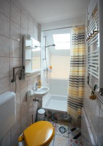 Un baño con bañera, inodoro y lavabo. en Apartman Beko, en Zagreb