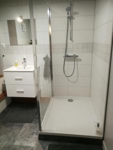 Kylpyhuone majoituspaikassa La maison du vannier