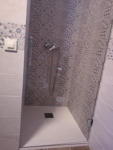 W łazience znajduje się prysznic ze szklanymi drzwiami. w obiekcie Apartamento Rural La Brígida las hurdes w mieście El Rubiaco