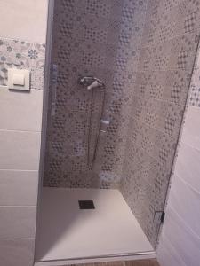 una ducha con puerta de cristal en un baño en Apartamento Rural La Brígida, Rubiaco, LAS HURDES nº TR-CC-295, en El Rubiaco