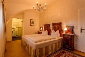 A bed or beds in a room at Gasthof Bräuer - Familie Eibensteiner