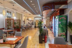 ein Restaurant mit Tischen und Stühlen und einem Getränkeautomaten in der Unterkunft Hotel Kutko in Pančevo