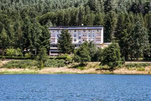 un gran edificio a orillas de un lago en Hotel Park 108, en Lorica