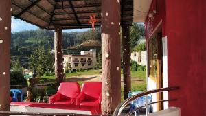 Balkón nebo terasa v ubytování A Ooty Honey Huts