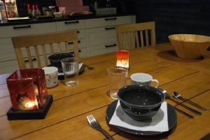 una mesa de madera con un tazón negro encima en Aurora Dome, en Kiruna 30 fotos más