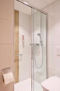 Koupelna v ubytování DEVA Hotel Renchtalblick + 35 fotografií