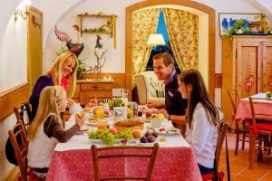Afbeelding uit fotogalerij van Gasthof Bräuer - Familie Eibensteiner in Weißkirchen in Steiermark