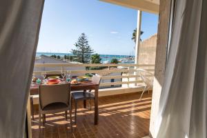 balcone con tavolo, sedie e vista sull'oceano di siciliacasevacanze - Marina Domus 82 a Marina di Ragusa