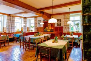A restaurant or other place to eat at Gasthof Bräuer - Familie Eibensteiner