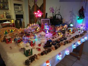 une table recouverte de décorations et de lumières de Noël dans l'établissement Les Haies Vives, à Choisy