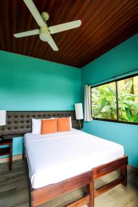 - une chambre avec un lit et un ventilateur de plafond dans l'établissement Teva Hotel & Jungle Reserve, à Manuel Antonio