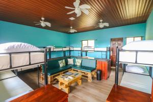 Zimmer mit Etagenbetten, einem Sofa und einem Tisch in der Unterkunft Teva Hotel & Jungle Reserve in Manuel Antonio