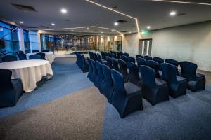uma sala de conferências com uma mesa branca e cadeiras em The Park Hotel em Kilmarnock