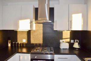Kuchyň nebo kuchyňský kout v ubytování Kelpies Serviced Apartments Hamilton- 2 Bedrooms