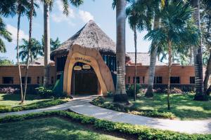 un complexe avec un grand bâtiment planté de palmiers dans l'établissement Iberostar Selection Paraíso Lindo, à Puerto Morelos