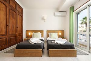 ラゴスにある♡ Casa Luisa - Famílias!のベッド2台が隣同士に設置された部屋です。