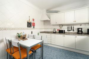 
A kitchen or kitchenette at ♡ Casa Luisa - Famílias!
