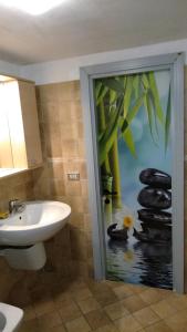baño con puerta de baño con una pintura de pingüinos en Monolocale Via Leopardi, en Pescara