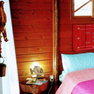 a bedroom with a bed and a table with a book at Casa alquiler en Bombas Bombinhas in Bombas