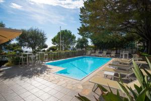 Bazén v ubytování Hotel Calanca nebo v jeho okolí