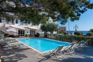 Bazén v ubytování Hotel Calanca nebo v jeho okolí