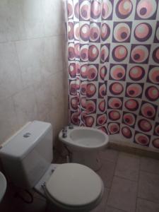 ein Badezimmer mit Toilette und Duschvorhang in der Unterkunft Totito in Villa Mercedes