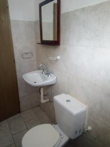 ein Badezimmer mit Toilette und Waschbecken in der Unterkunft Totito in Villa Mercedes