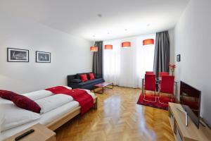 salon z łóżkiem i kanapą w obiekcie Stadthalle - FamilyCityApartment w Wiedniu