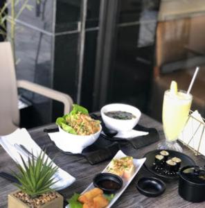 une table avec des assiettes de nourriture et une boisson dans l'établissement Franklin, à Casablanca