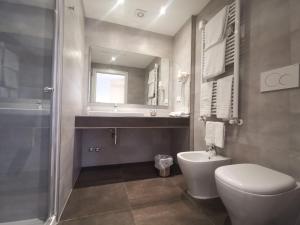 福賈的住宿－L'Etoile，浴室配有卫生间、盥洗盆和淋浴。